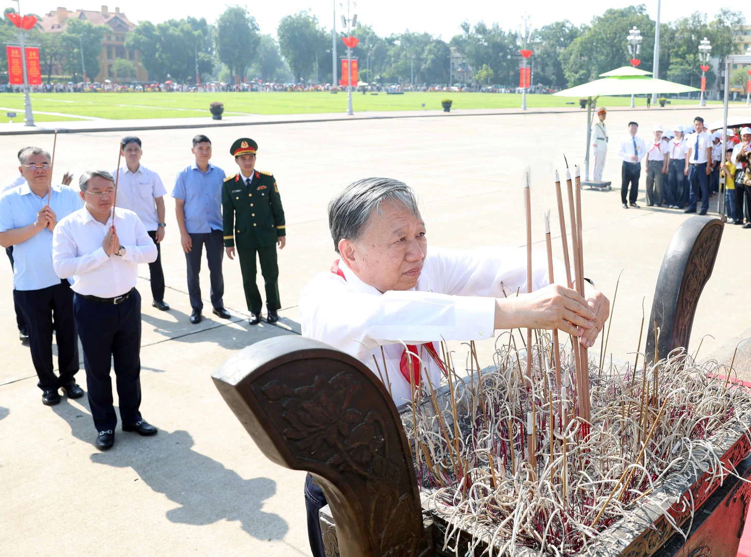 Tổng Bí thư, Chủ tịch nước Tô Lâm dâng hương tưởng nhớ Chủ tịch Hồ Chí Minh ngày 2-9 - Ảnh 2.
