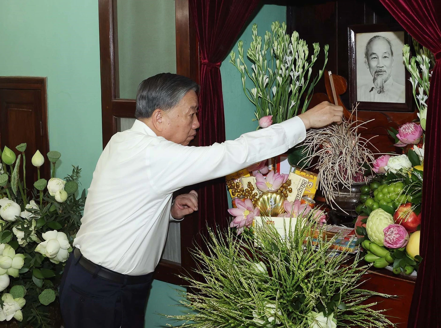 Tổng Bí thư, Chủ tịch nước Tô Lâm dâng hương tưởng nhớ Chủ tịch Hồ Chí Minh ngày 2-9 - Ảnh 5.