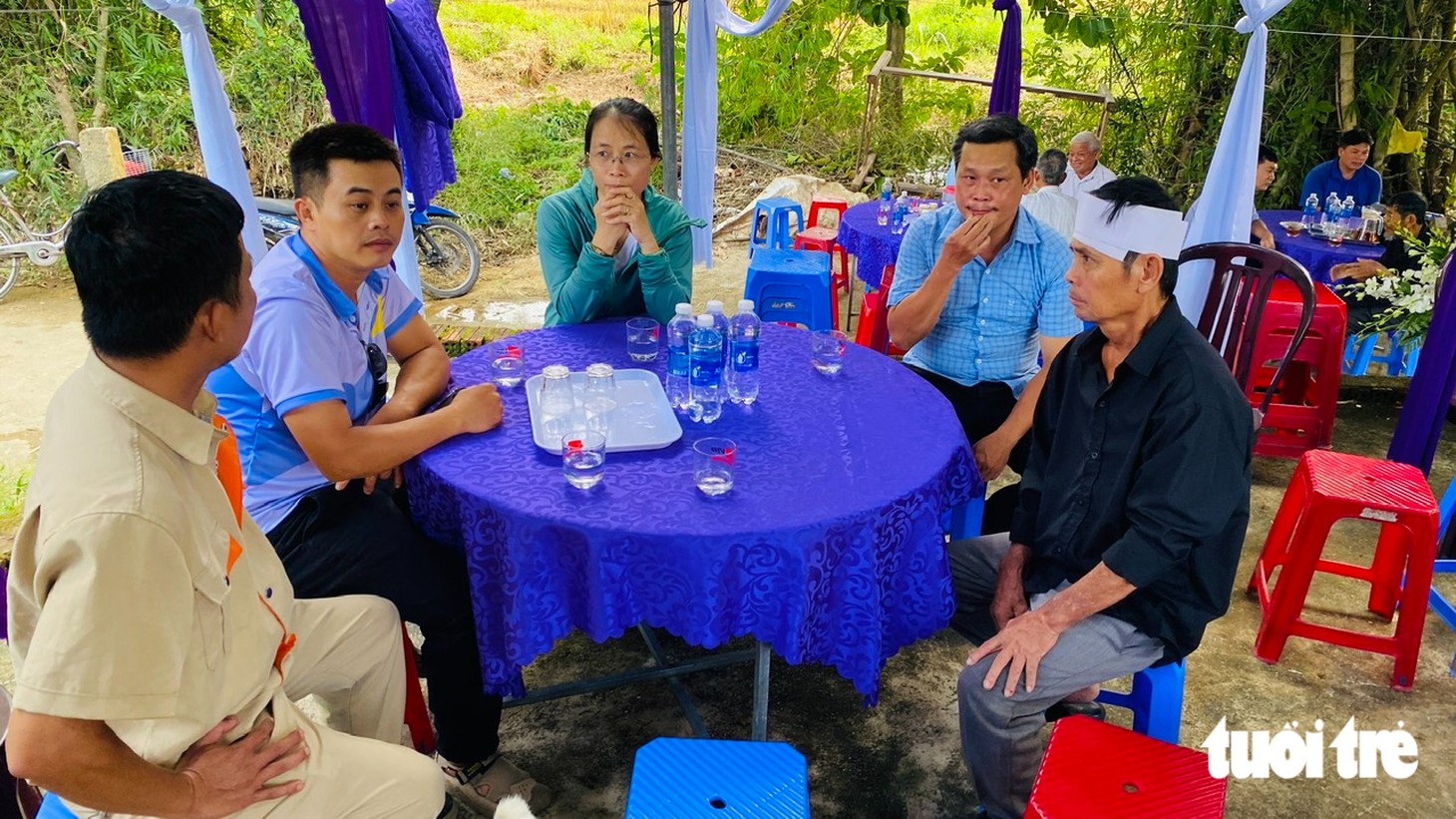 Xóm làng xót xa người mẹ ở Đà Nẵng chết vì tai nạn giao thông, để lại 3 con mất cả mẹ cha - Ảnh 2.