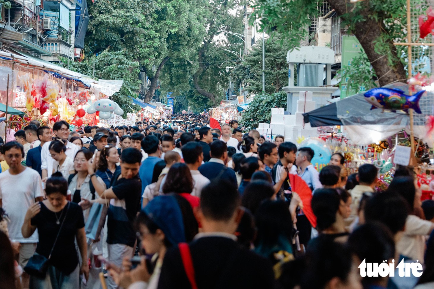 Hà Nội nắng đẹp, phố Hàng Mã đông kín người, rực rỡ sắc màu dịp cận Trung thu  - Ảnh 1.