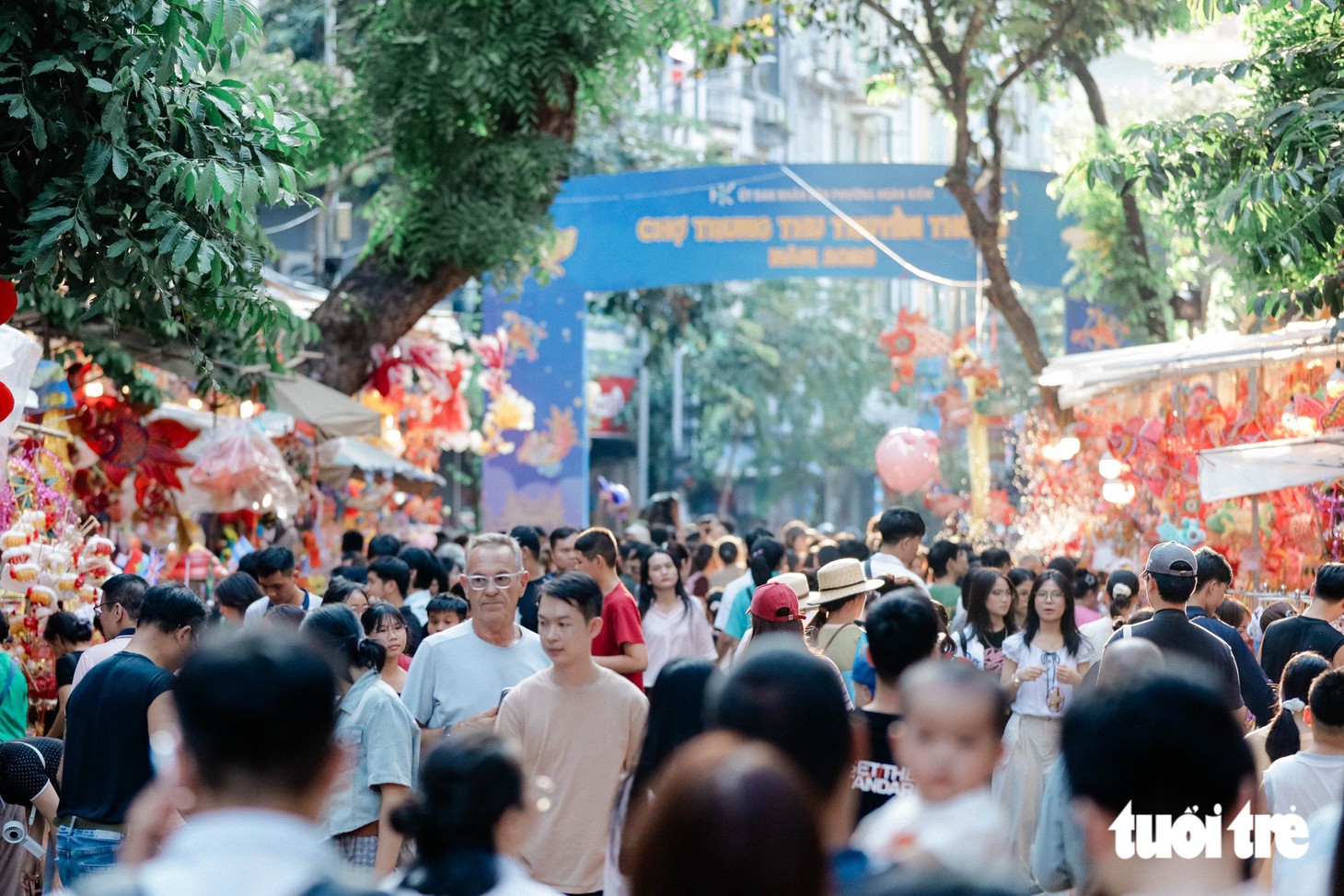 Hà Nội nắng đẹp, phố Hàng Mã đông kín người, rực rỡ sắc màu dịp cận Trung thu  - Ảnh 4.