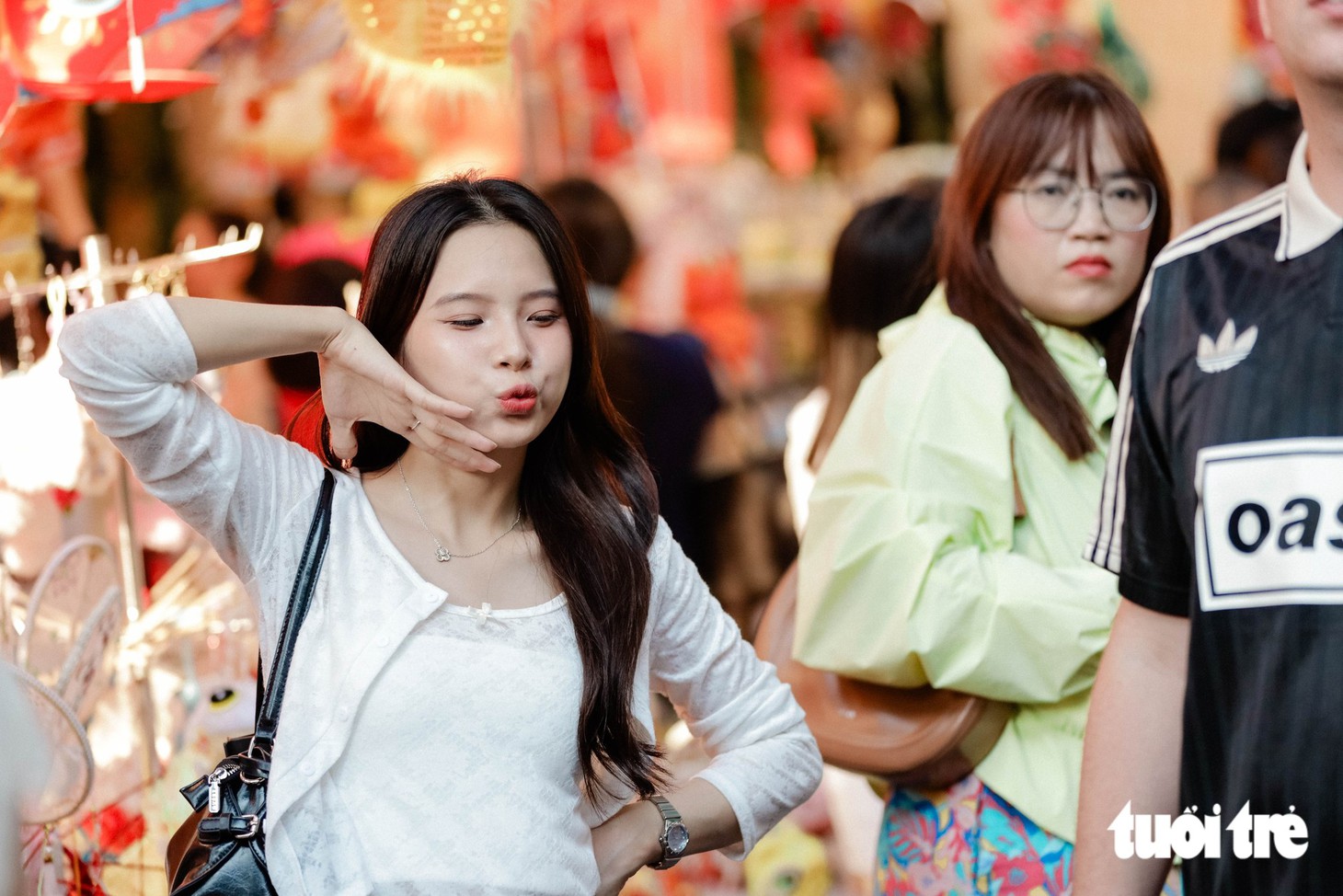 Hà Nội nắng đẹp, phố Hàng Mã đông kín người, rực rỡ sắc màu dịp cận Trung thu  - Ảnh 13.