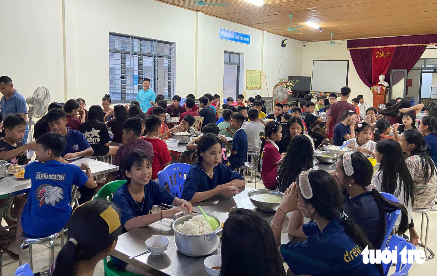 Làm cầu tạm, mở đường xuyên rừng đưa gần 200 học sinh đến lớp - Ảnh 8.