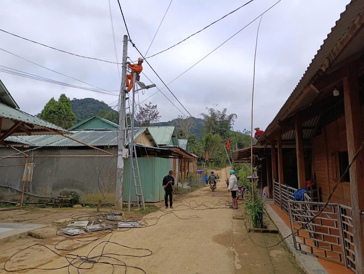 Điện lực Đông Giang đóng điện Khu tái định cư thôn A Bung - Tu Ngung - Ảnh 1.