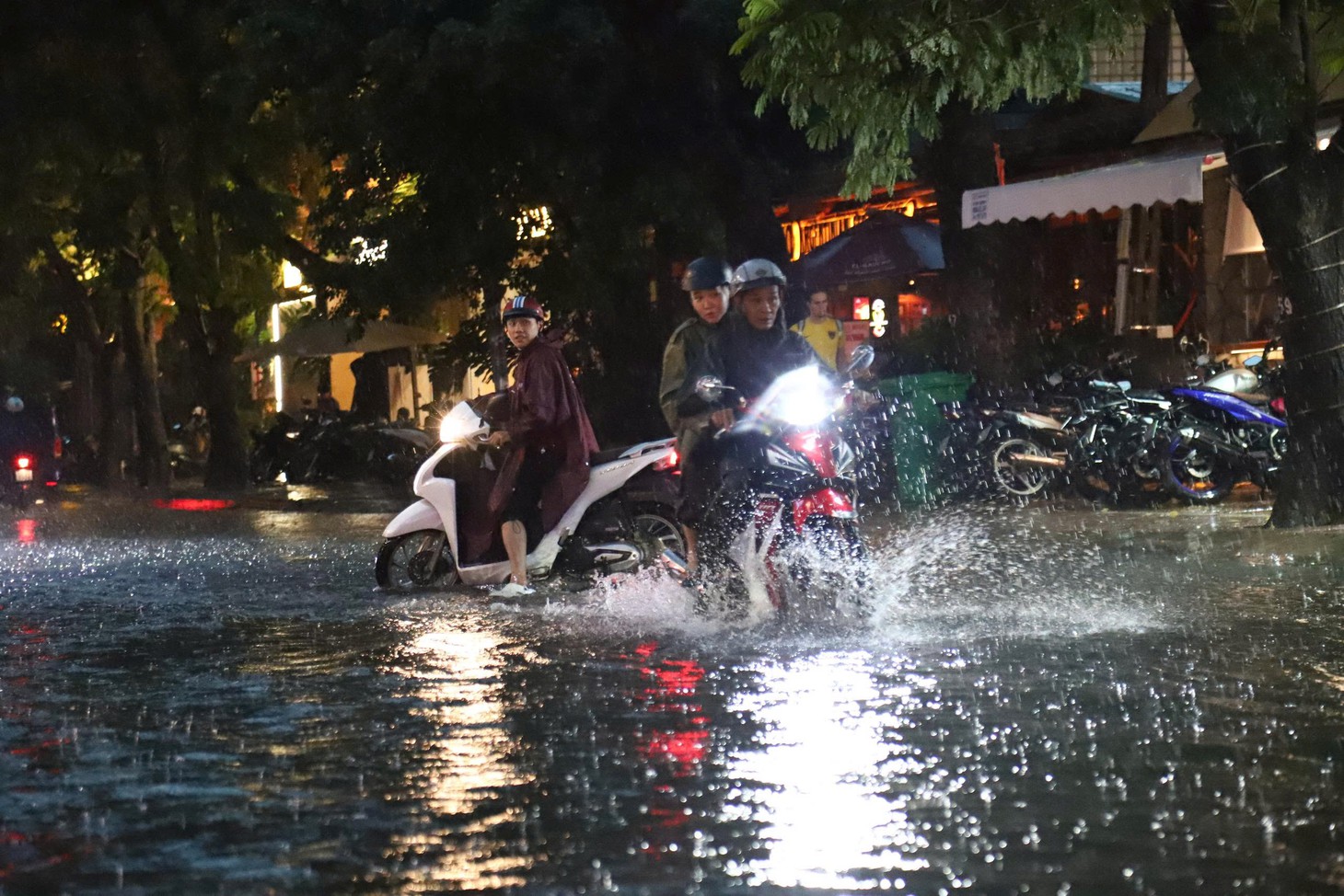 Mưa lớn giờ cao điểm tại TP.HCM: Nhiều tuyến đường ngập sâu, xe cộ ùn ứ kéo dài - Ảnh 9.