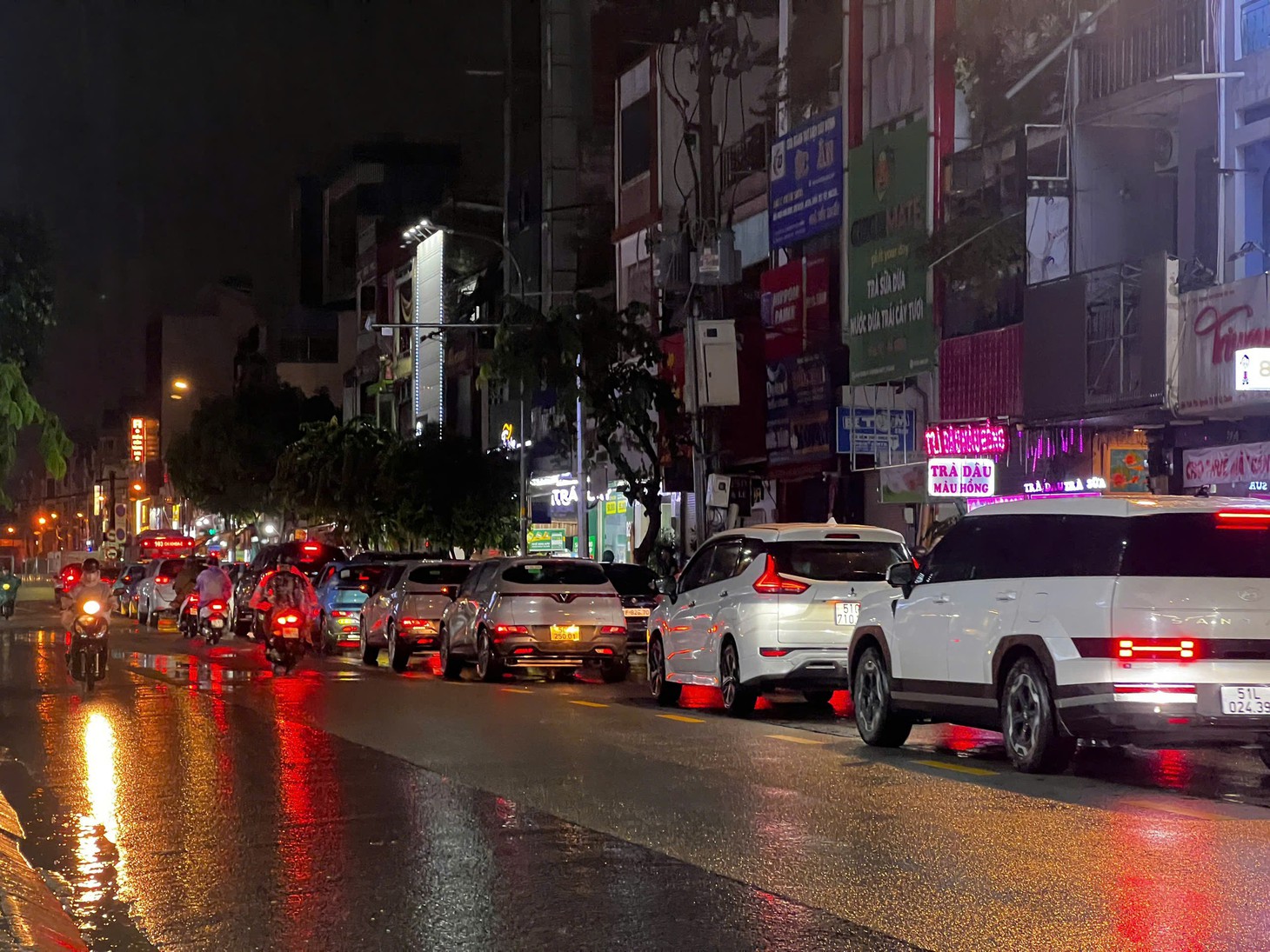 Mưa lớn giờ cao điểm tại TP.HCM: Nhiều tuyến đường ngập sâu, xe cộ ùn ứ kéo dài - Ảnh 23.