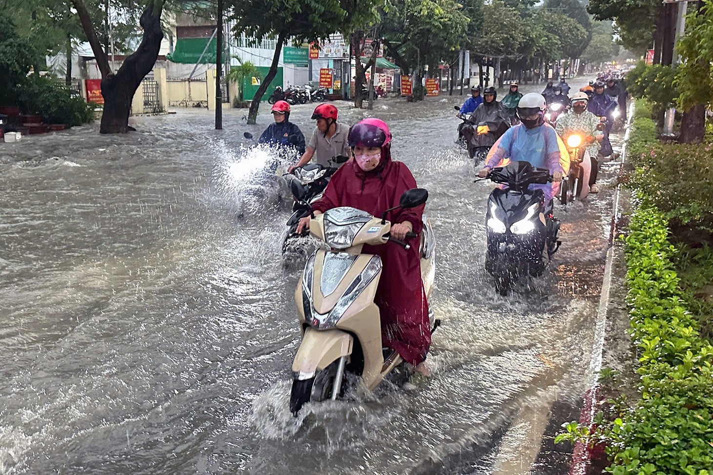 Mưa từ chiều đến tối, nhiều tuyến đường ở Đồng Nai chìm trong nước - Ảnh 3.