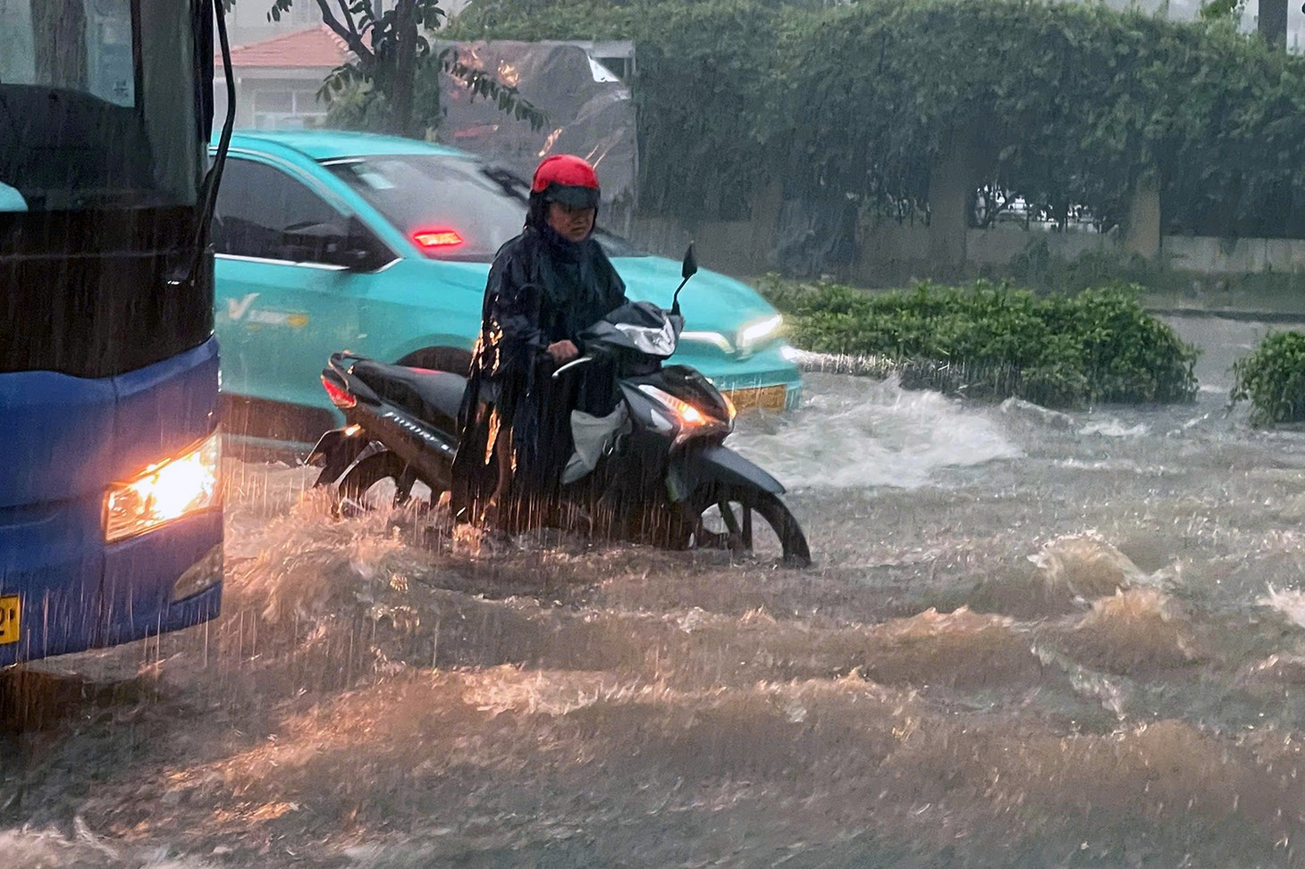 Mưa từ chiều đến tối, nhiều tuyến đường ở Đồng Nai chìm trong nước - Ảnh 1.