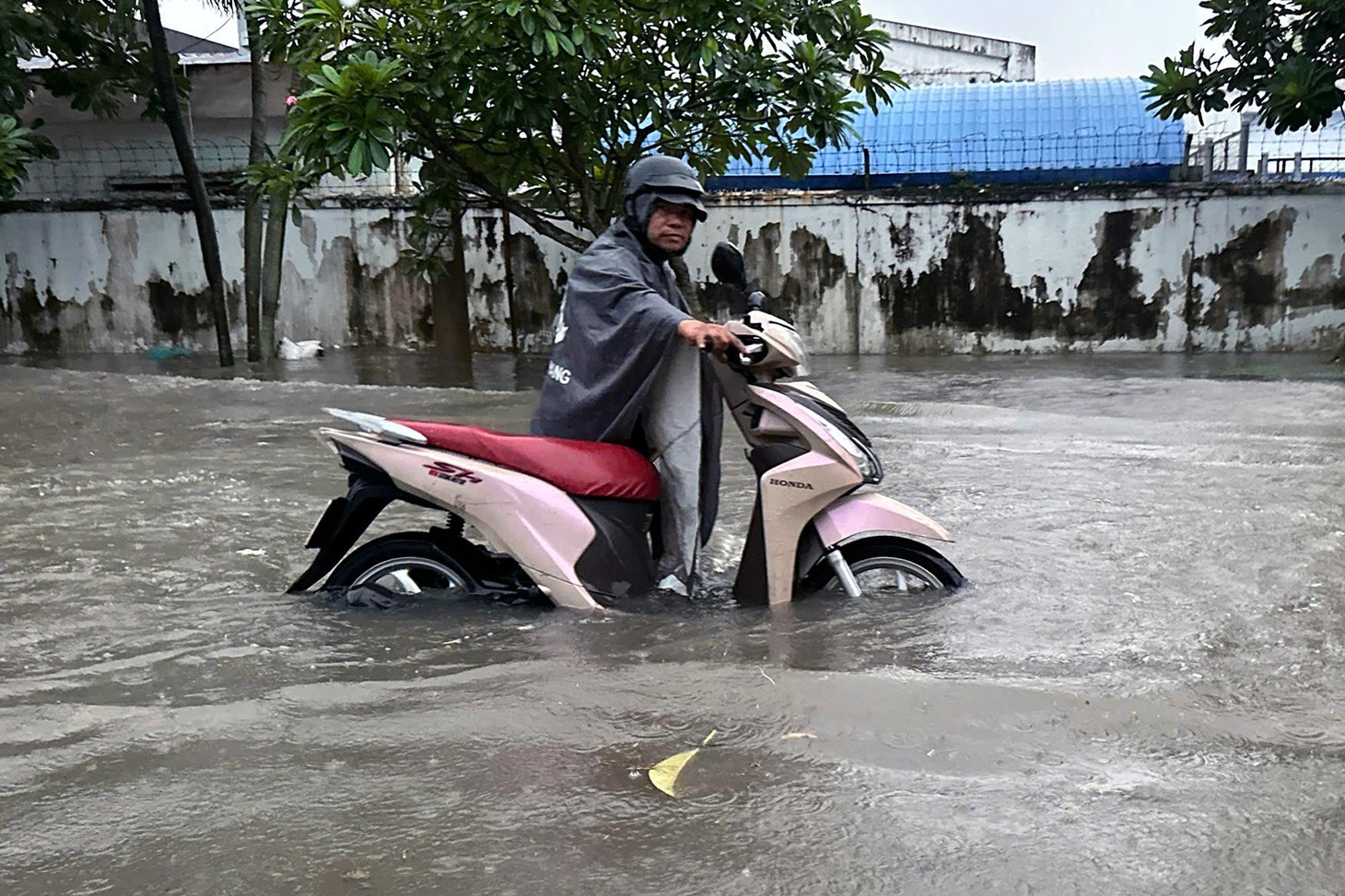 Mưa từ chiều đến tối, nhiều tuyến đường ở Đồng Nai chìm trong nước - Ảnh 4.