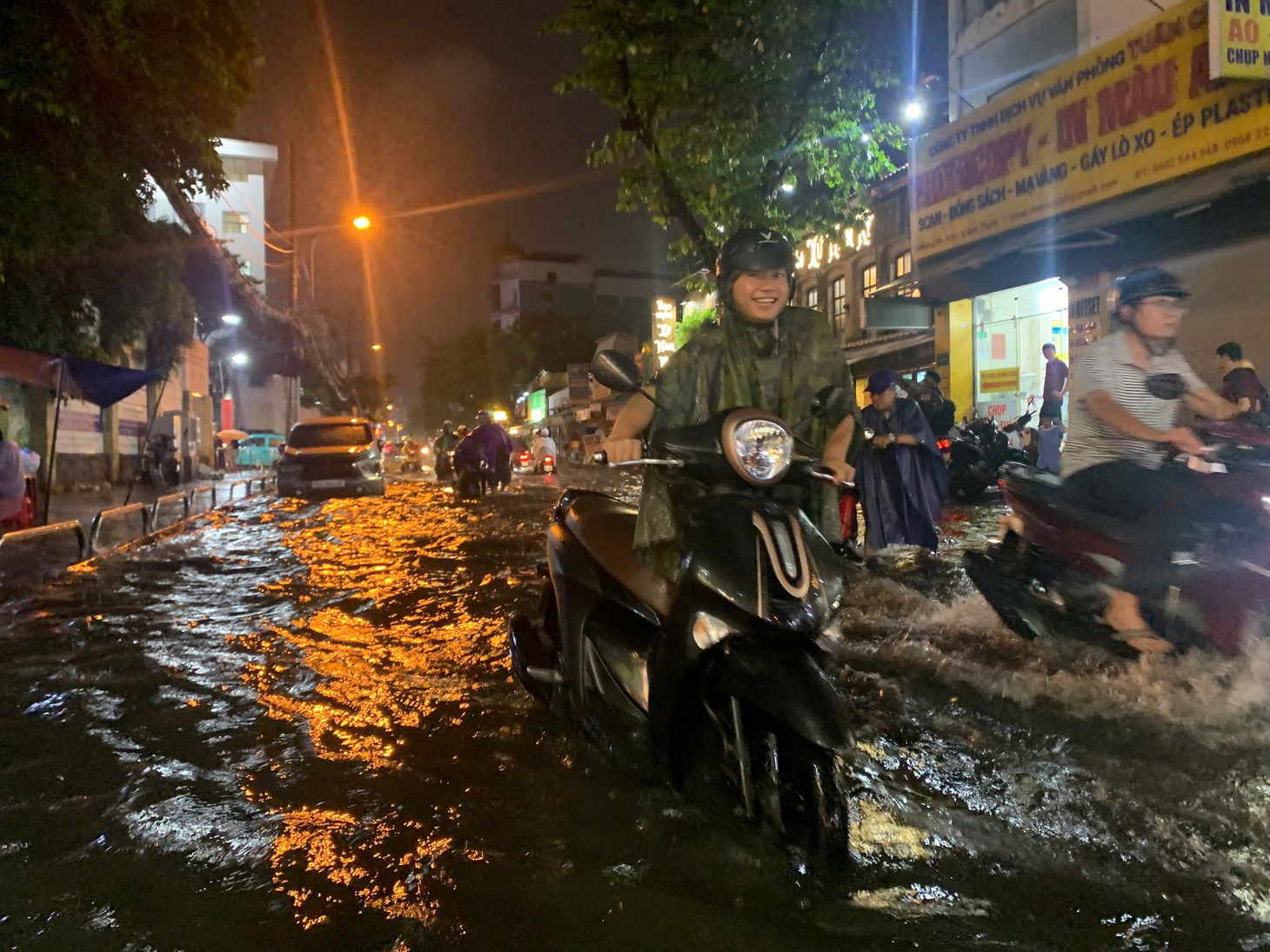 Mưa lớn giờ cao điểm tại TP.HCM: Nhiều tuyến đường ngập sâu, xe cộ ùn ứ kéo dài - Ảnh 7.