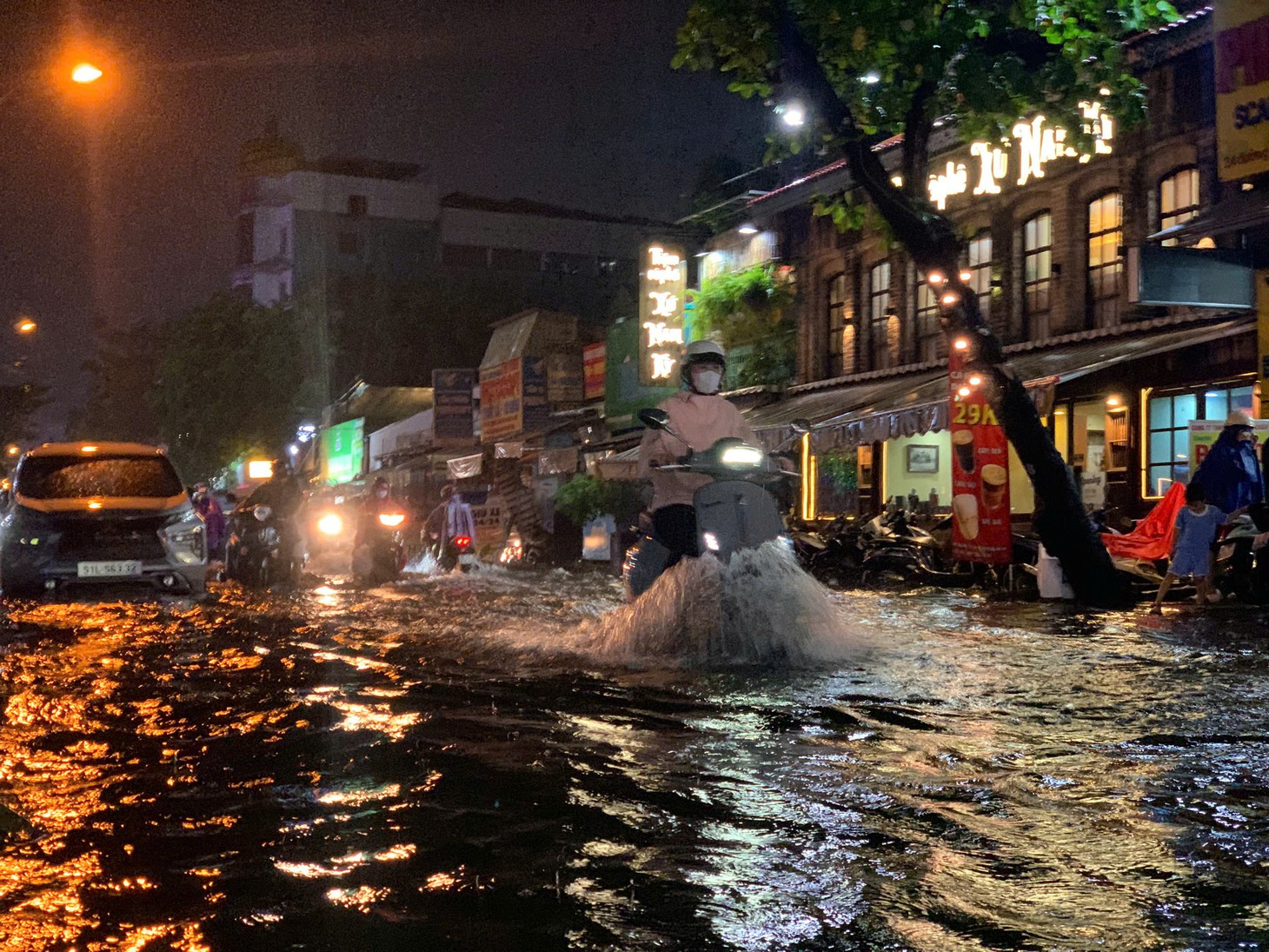 Mưa lớn giờ cao điểm tại TP.HCM: Nhiều tuyến đường ngập sâu, xe cộ ùn ứ kéo dài - Ảnh 8.