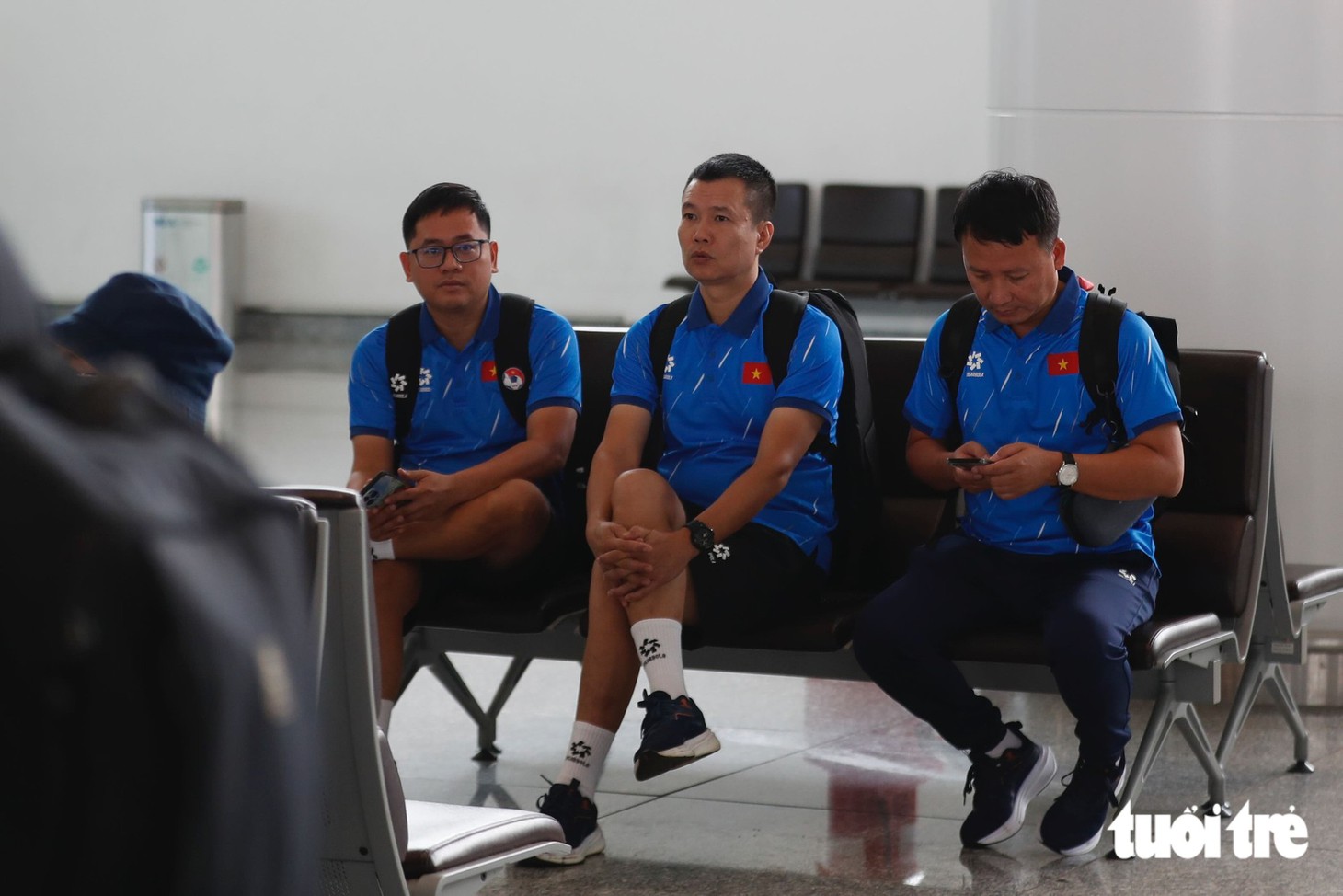 Hoàng Hên bị giữ lại kiểm tra an ninh trước giờ đội tuyển Việt Nam đi Indonesia - Ảnh 7.