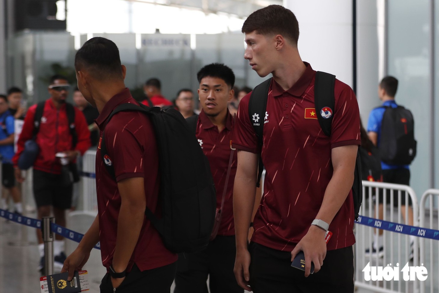 Hoàng Hên bị giữ lại kiểm tra an ninh trước giờ đội tuyển Việt Nam đi Indonesia - Ảnh 9.