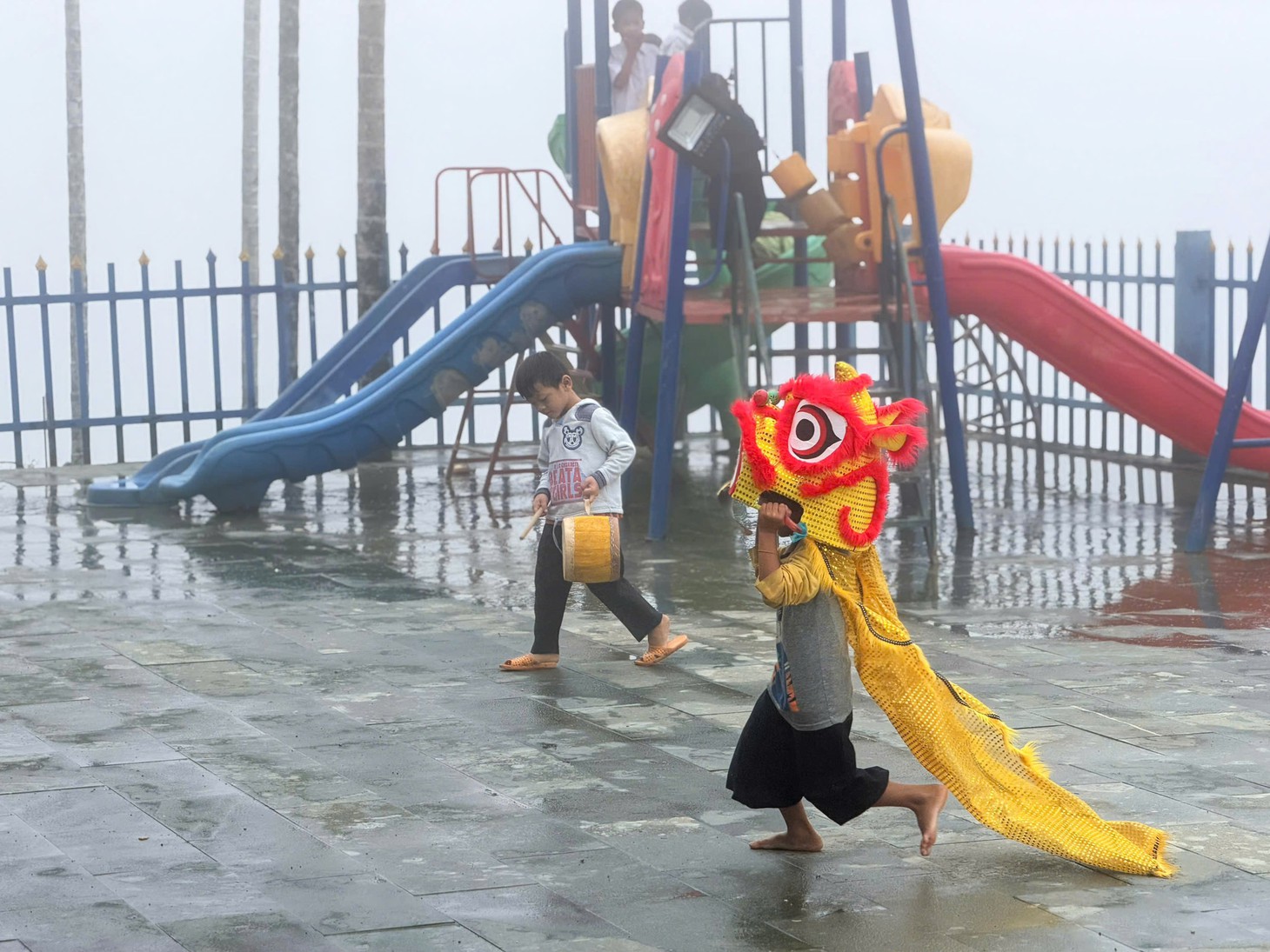 Rộn rã điệu múa lân vùng cao giữa bảng lảng sương mờ - Ảnh 1.