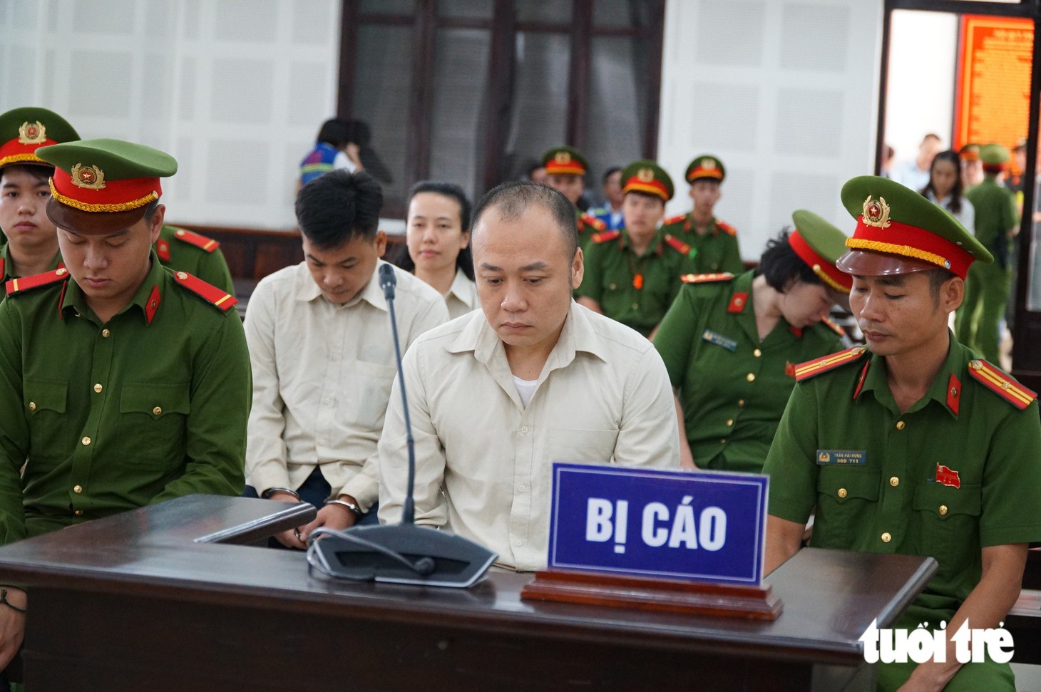 Hình ảnh Nguyễn Quang Hoàng – Tổng giám đốc GFDI cùng thuộc cấp được áp giải tới tòa - Ảnh 1.