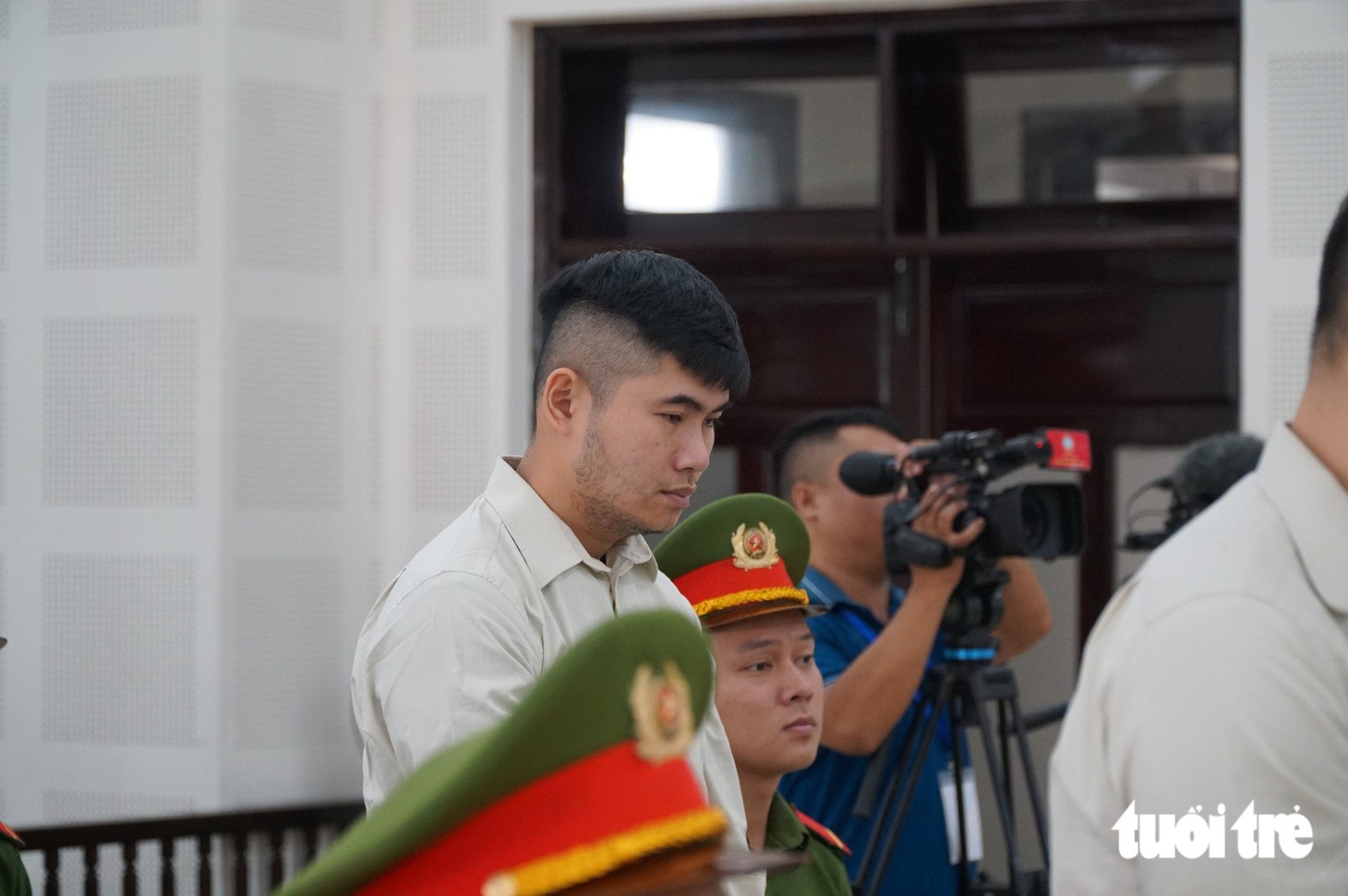 Hình ảnh Nguyễn Quang Hoàng – Tổng giám đốc GFDI cùng thuộc cấp được áp giải tới tòa - Ảnh 4.