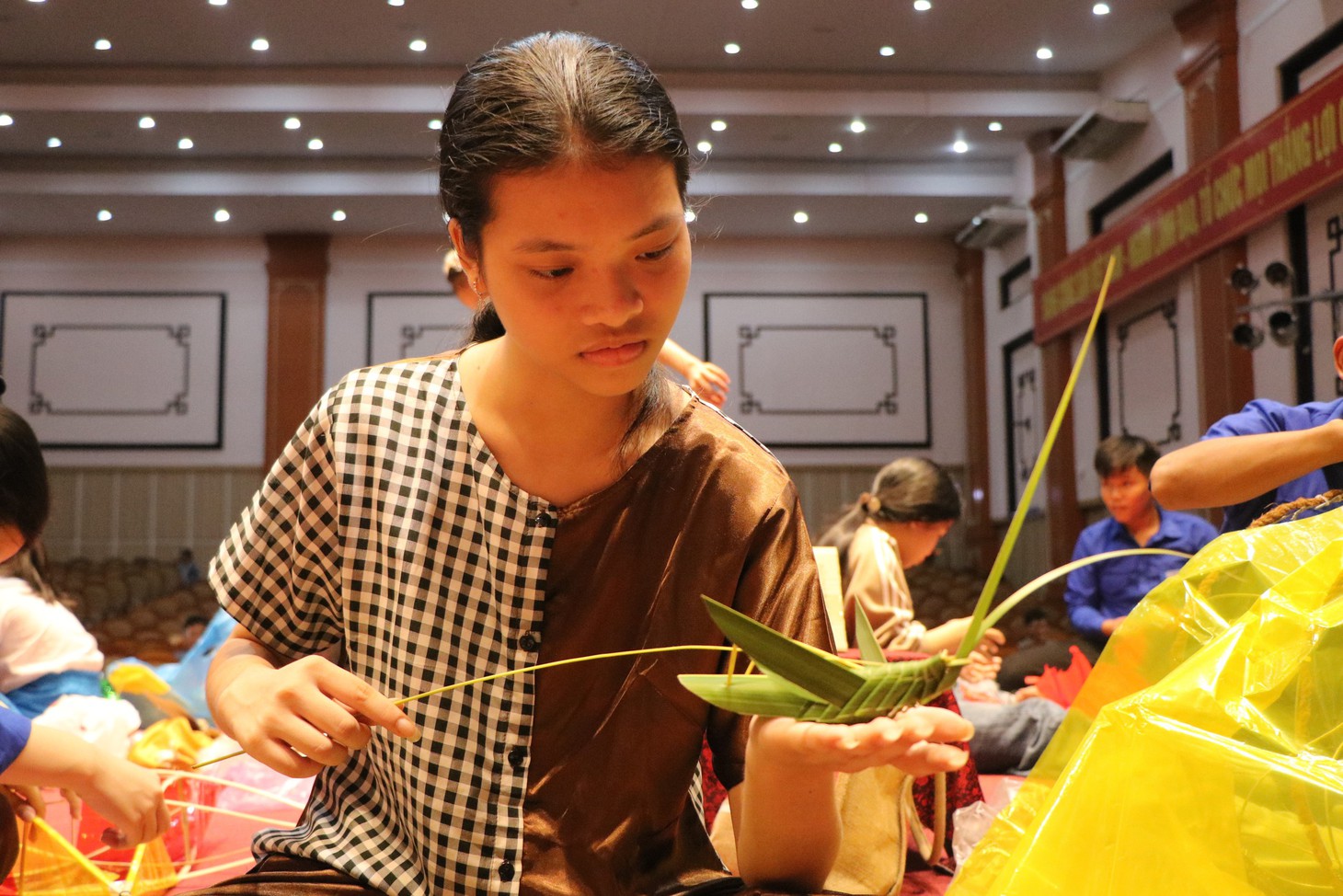 Trung thu xưa sống lại từ những chiếc đèn lồng, đồ chơi dân gian của con trẻ - Ảnh 1.