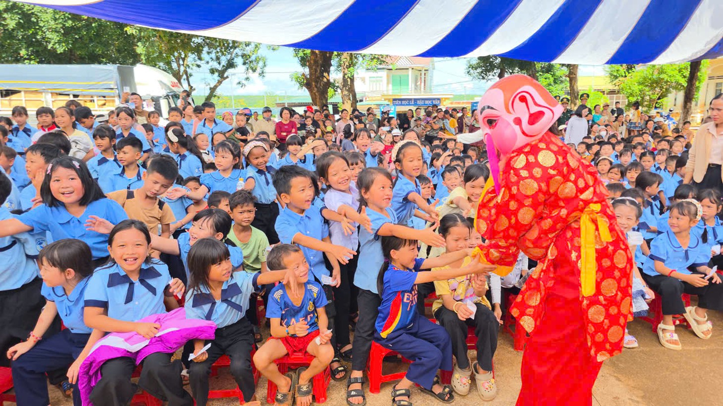 Lồng đèn tái chế từ vỏ lon mang Trung thu 2026 đến trẻ em vùng biên - Ảnh 1.