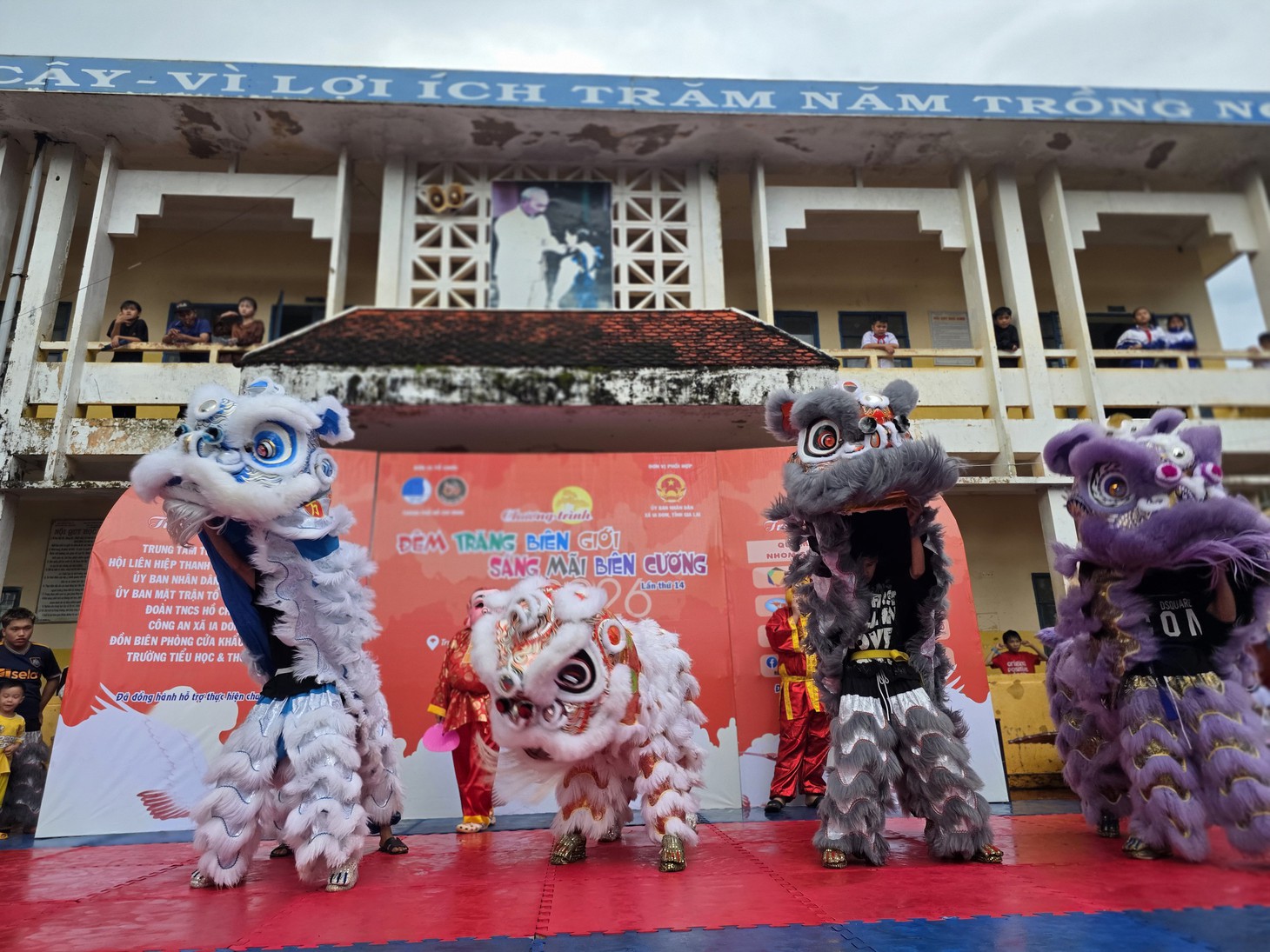 Lồng đèn tái chế từ vỏ lon mang Trung thu đến trẻ em biên giới Gia Lai - Ảnh 1.