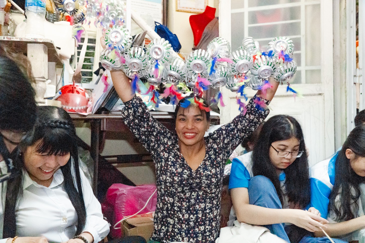 Lồng đèn tái chế từ vỏ lon mang Trung thu 2026 đến trẻ em vùng biên - Ảnh 6.
