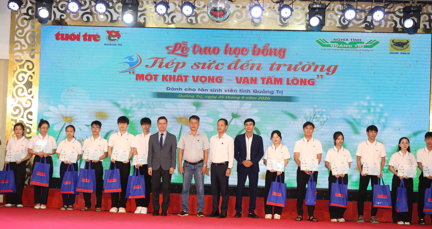 Tặng 50 triệu đồng cho nữ SV mất cha mẹ, đi học để làm chỗ dựa cho 2 chị mắc tâm thần, khuyết tật - Ảnh 32.