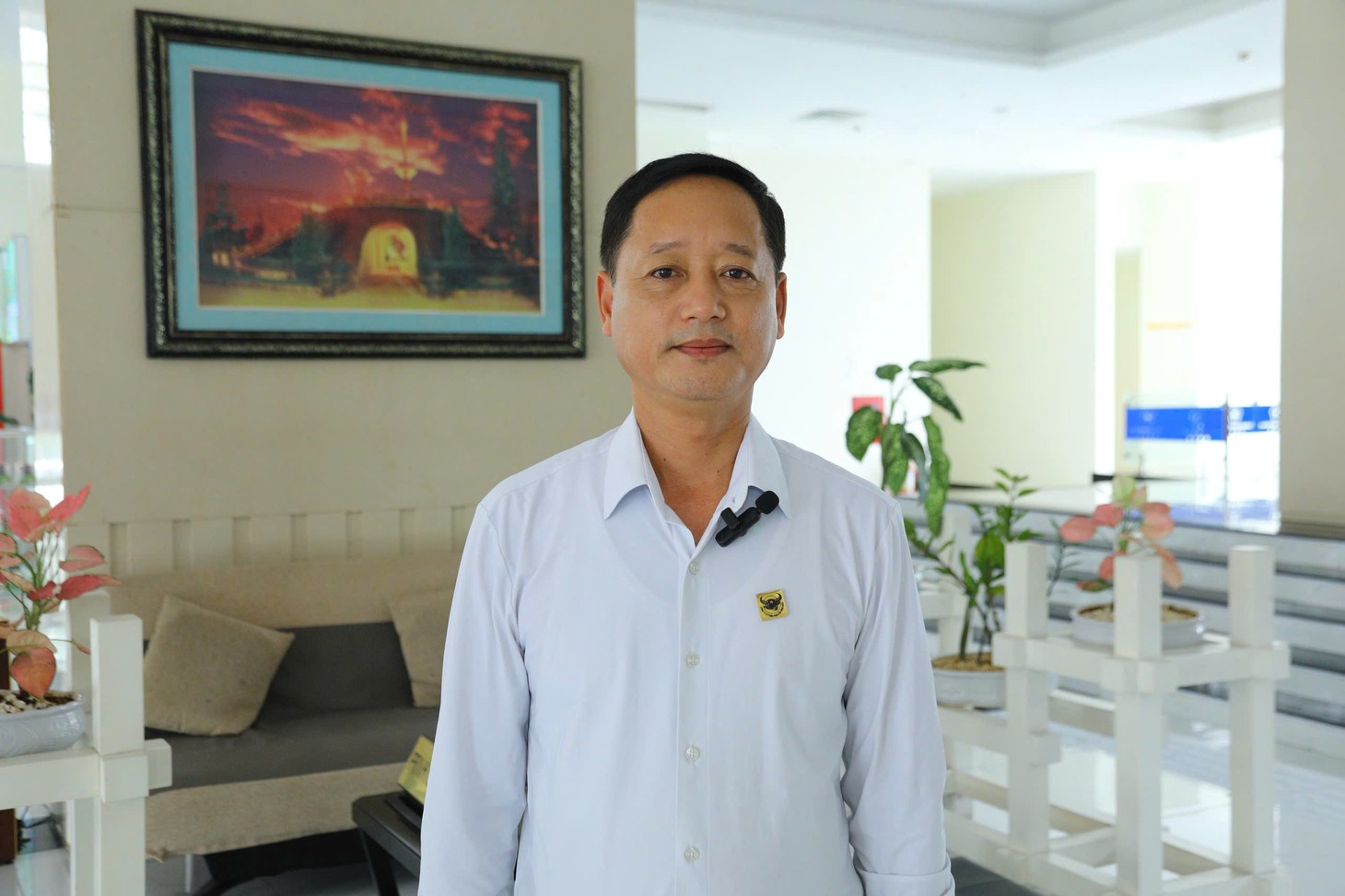 Tặng 50 triệu đồng cho nữ SV mất cha mẹ, đi học để làm chỗ dựa cho 2 chị mắc tâm thần, khuyết tật - Ảnh 10.