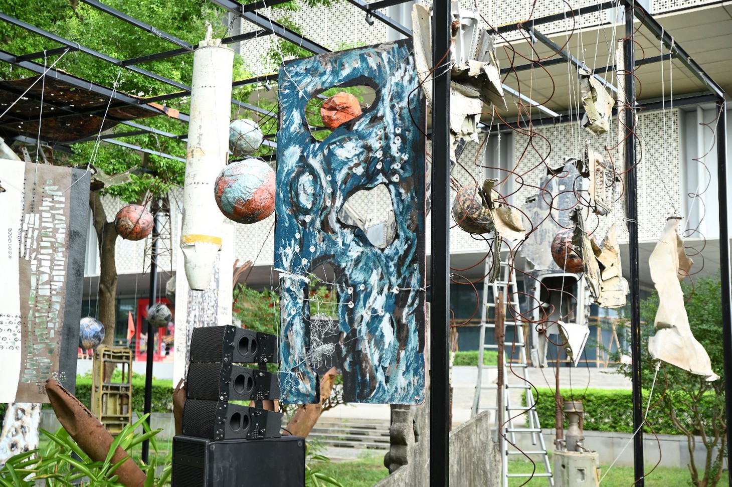 Triển lãm Chiến tranh và hòa bình khi những di vật chiến tranh bước vào một đời sống khác - Ảnh 3.