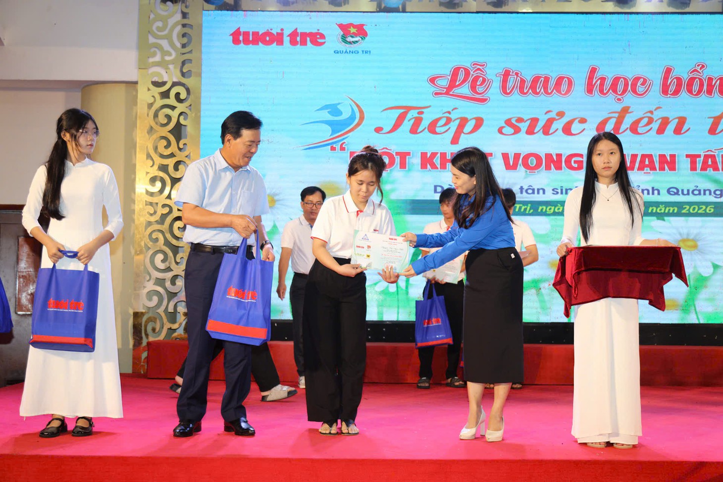 Tặng 50 triệu đồng cho nữ SV mất cha mẹ, đi học để làm chỗ dựa cho 2 chị mắc tâm thần, khuyết tật - Ảnh 18.