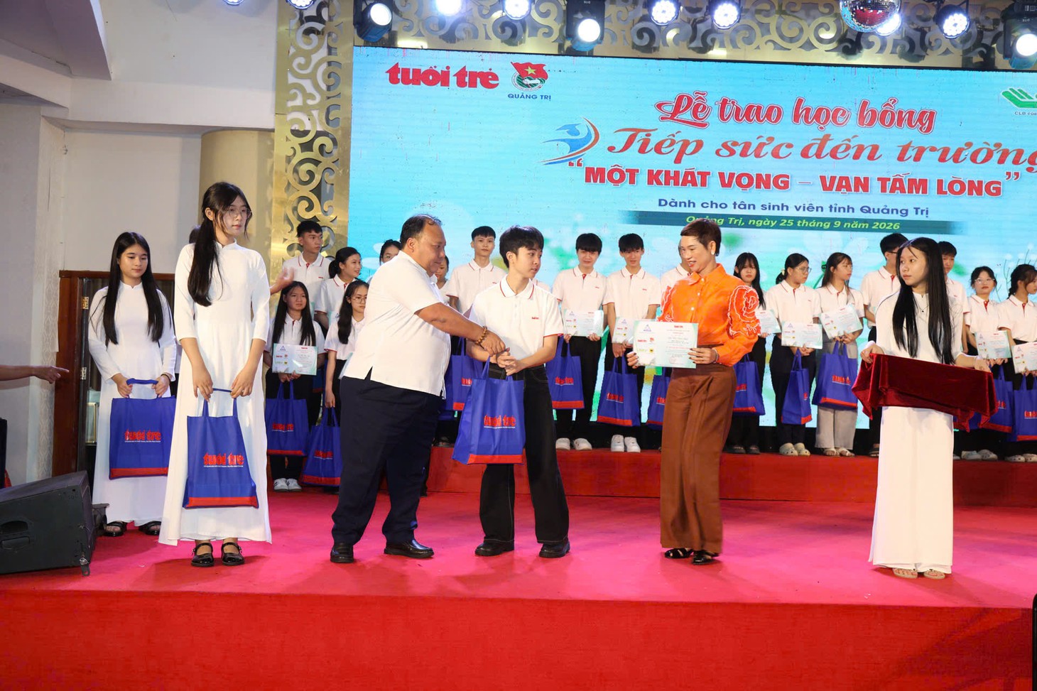 Tặng 50 triệu đồng cho nữ SV mất cha mẹ, đi học để làm chỗ dựa cho 2 chị mắc tâm thần, khuyết tật - Ảnh 29.