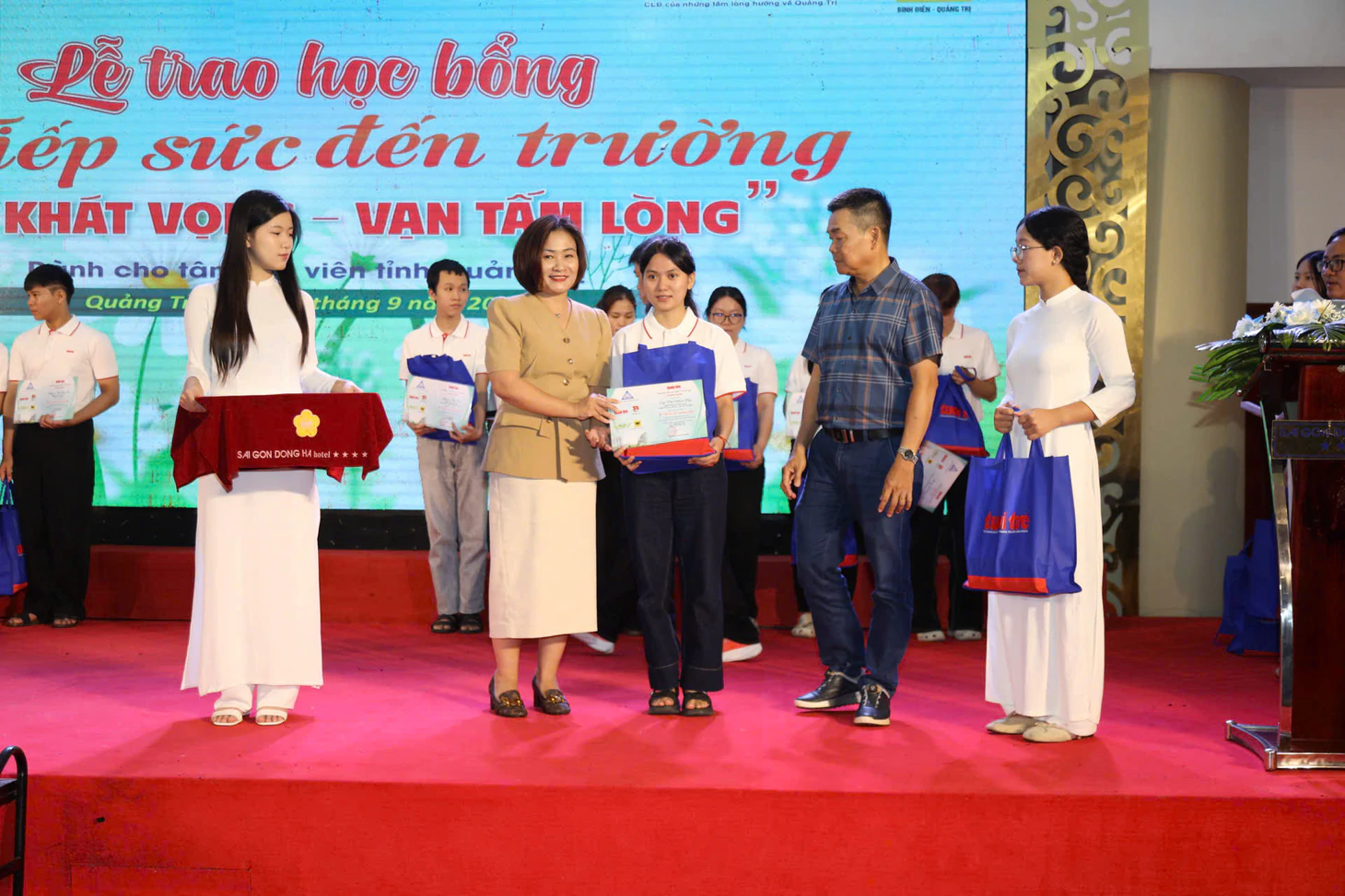 Tặng 50 triệu đồng cho nữ SV mất cha mẹ, đi học để làm chỗ dựa cho 2 chị mắc tâm thần, khuyết tật - Ảnh 19.
