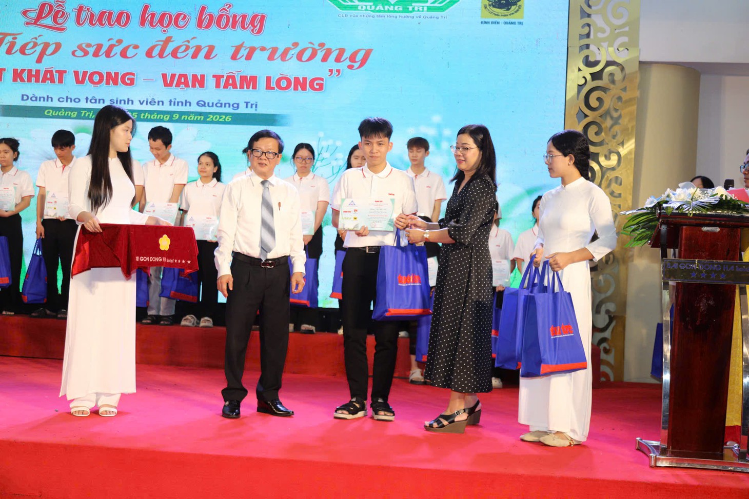 Tặng 50 triệu đồng cho nữ SV mất cha mẹ, đi học để làm chỗ dựa cho 2 chị mắc tâm thần, khuyết tật - Ảnh 24.