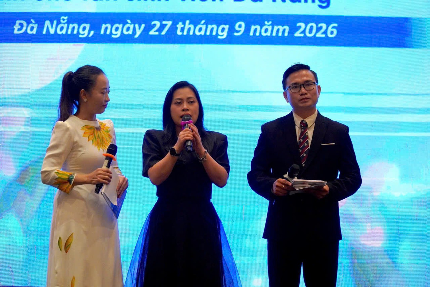 Tài trợ học phí toàn bậc đại học, tặng 50 triệu cho nữ SV trường thiếu tình cha, phải phơi cá thuê kiếm sống - Ảnh 18.