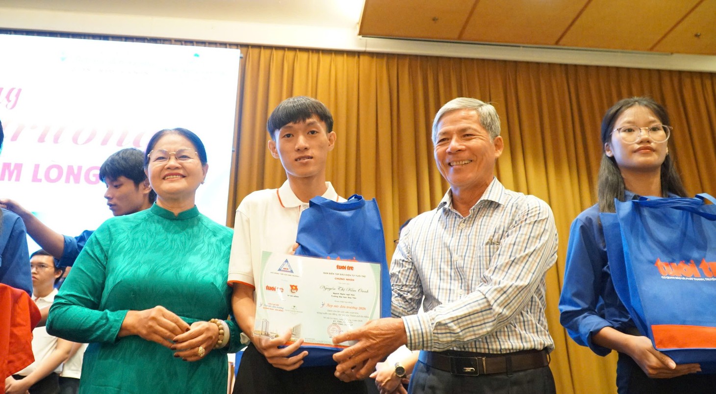 Tài trợ học phí toàn bậc đại học, tặng 50 triệu cho nữ SV trường thiếu tình cha, phải phơi cá thuê kiếm sống - Ảnh 26.