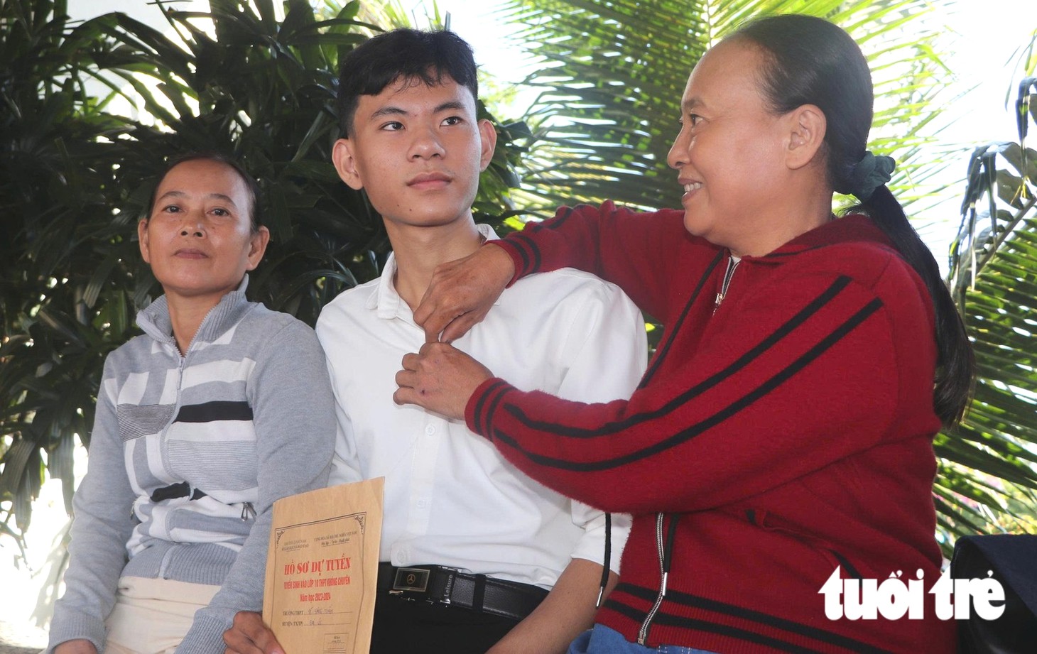 Mẹ đi vay nóng cho con quay lại giảng đường: Cả đời mới được ‘cho’ tiền, tôi nghỉ làm đưa con đi nhận học bổng - Ảnh 4.