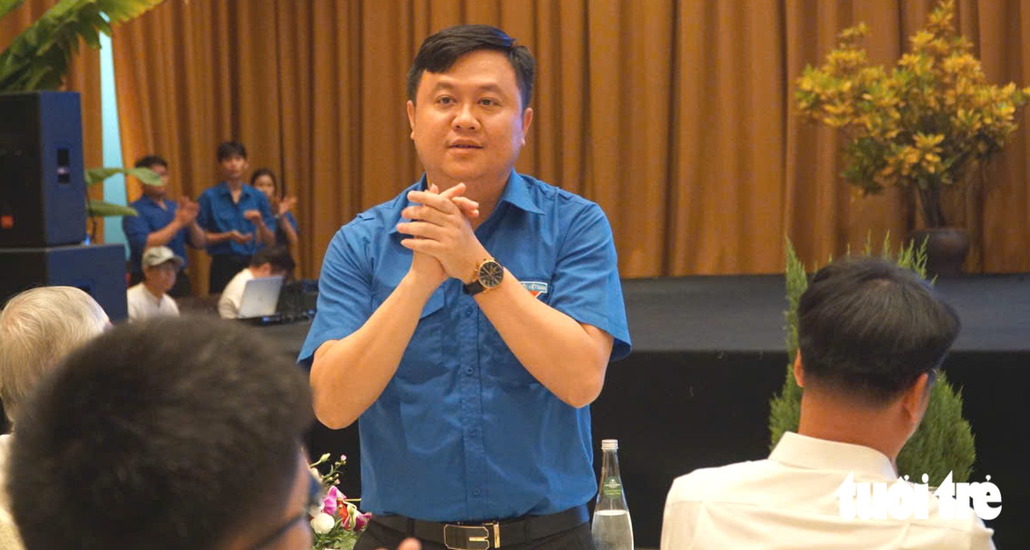 Mẹ đi vay nóng cho con quay lại giảng đường: Cả đời mới được ‘cho’ tiền, tôi nghỉ làm đưa con đi nhận học bổng - Ảnh 3.