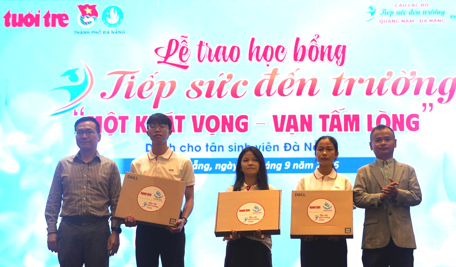 Tài trợ học phí toàn bậc đại học, tặng 50 triệu cho nữ SV trường thiếu tình cha, phải phơi cá thuê kiếm sống - Ảnh 8.