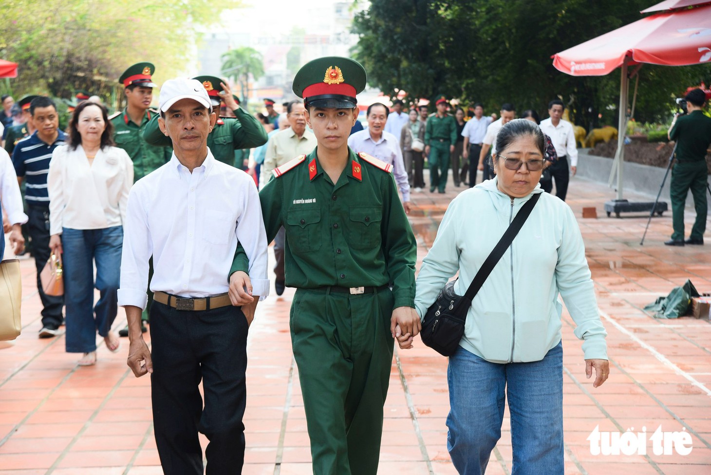 Cha mẹ chiến sĩ làm nhiệm vụ ở công viên Lê Thị Riêng: "Tự hào công việc thiêng liêng con dành cho Tổ quốc" - Ảnh 1.