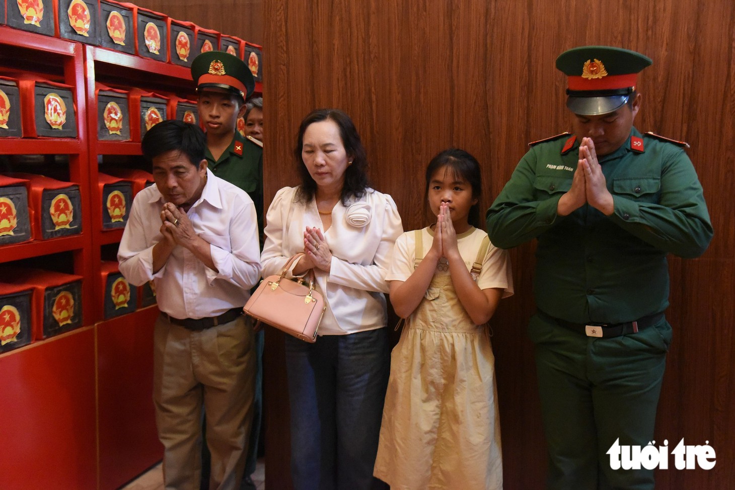 Cha mẹ chiến sĩ làm nhiệm vụ ở công viên Lê Thị Riêng: "Tự hào công việc thiêng liêng con dành cho Tổ quốc" - Ảnh 2.