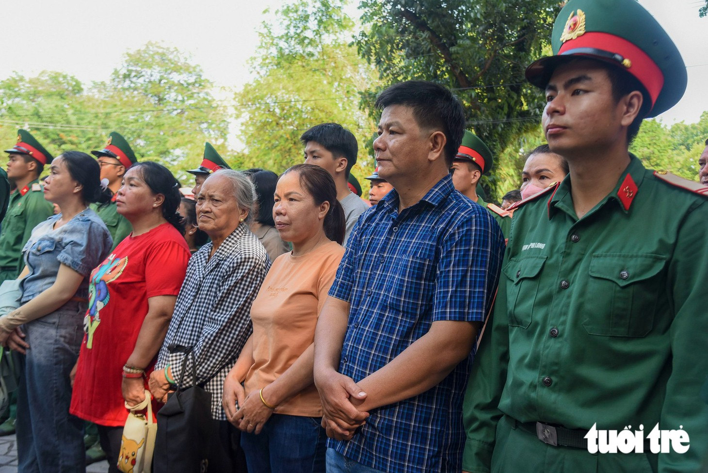 Cha mẹ chiến sĩ làm nhiệm vụ ở công viên Lê Thị Riêng: "Tự hào công việc thiêng liêng con dành cho Tổ quốc" - Ảnh 3.