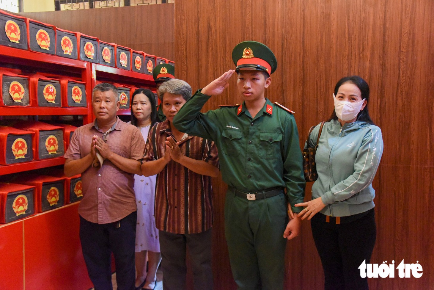 Cha mẹ chiến sĩ làm nhiệm vụ ở công viên Lê Thị Riêng: "Tự hào công việc thiêng liêng con dành cho Tổ quốc" - Ảnh 5.