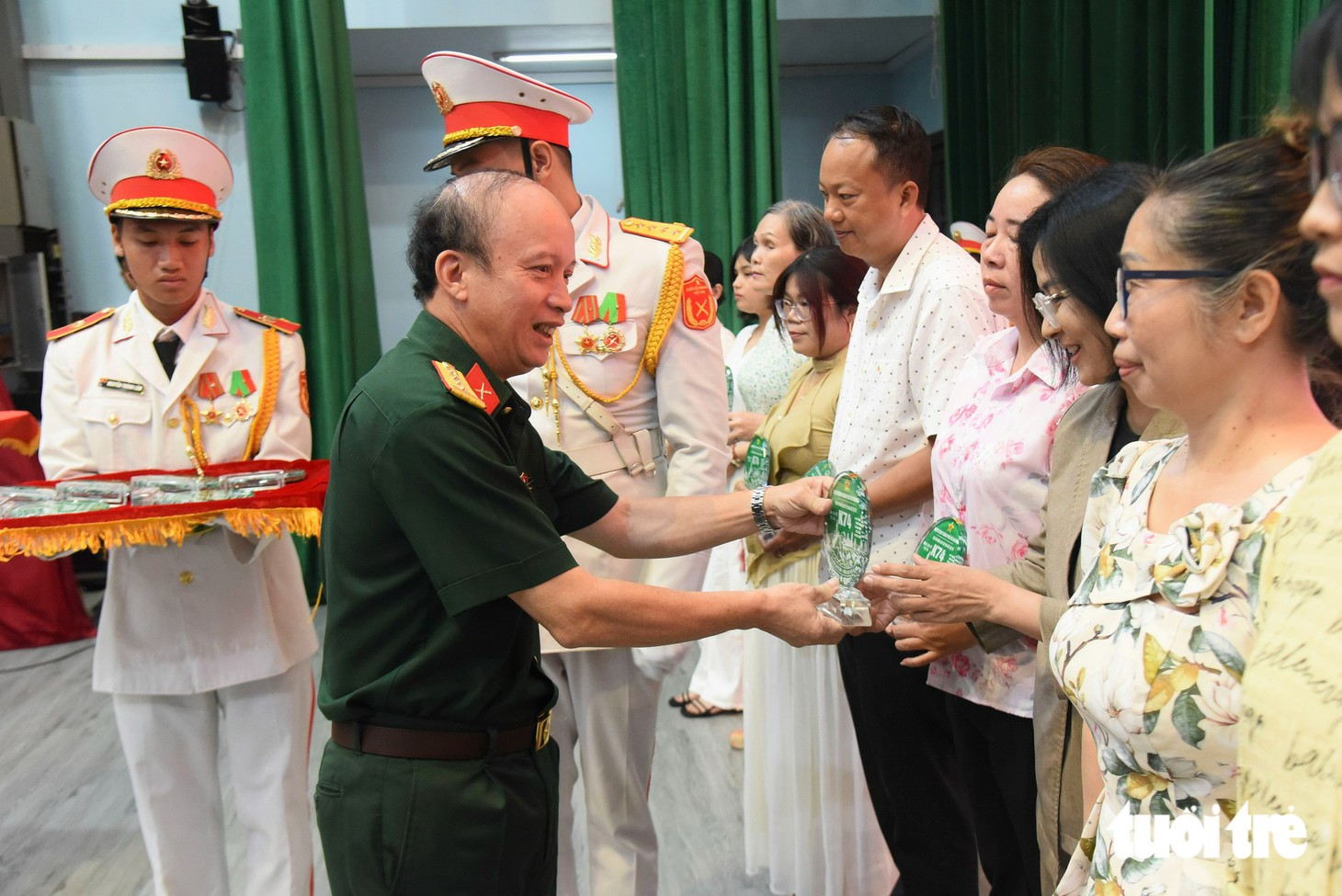 Cha mẹ chiến sĩ làm nhiệm vụ ở công viên Lê Thị Riêng: "Tự hào công việc thiêng liêng con dành cho Tổ quốc" - Ảnh 6.