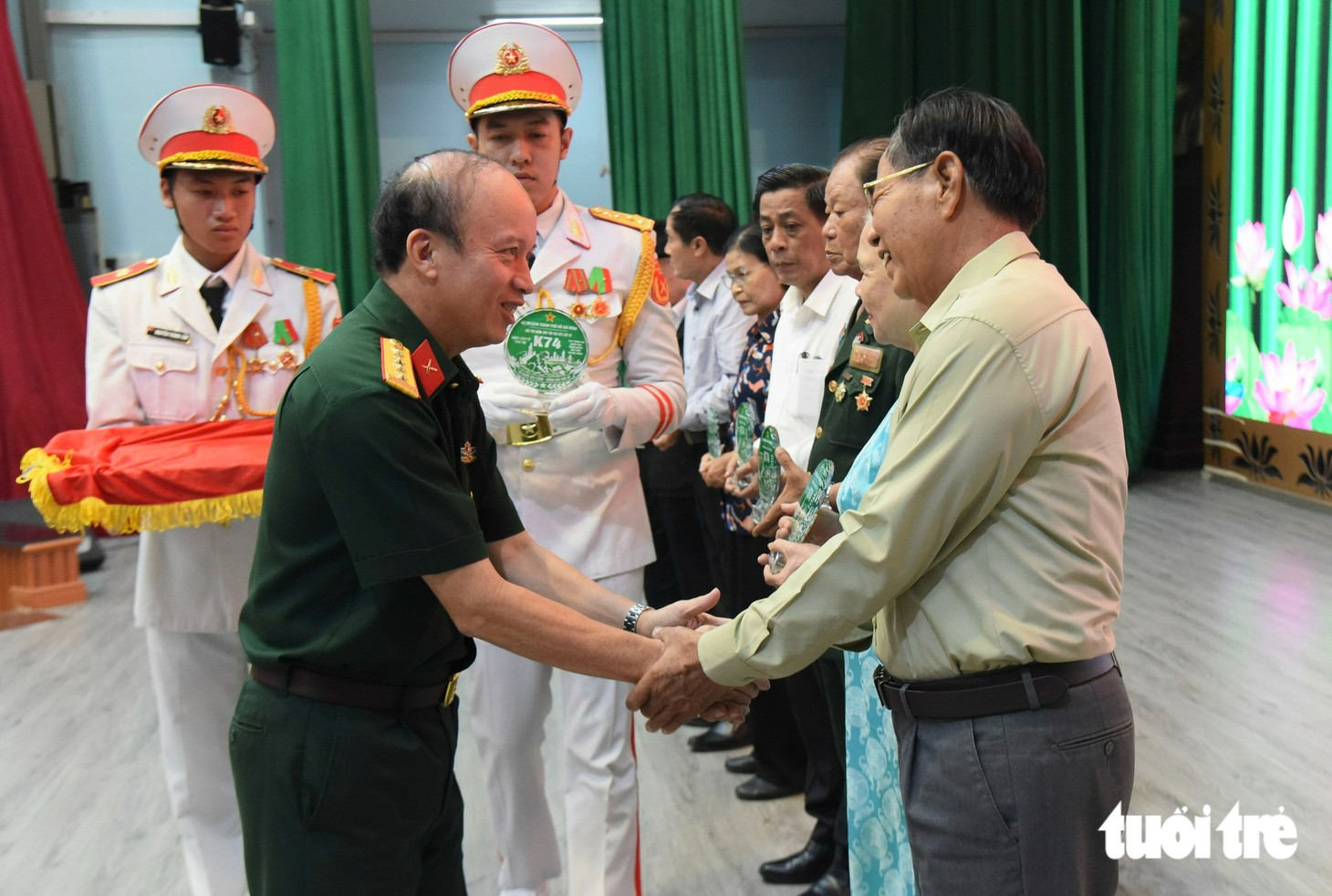 Cha mẹ chiến sĩ làm nhiệm vụ ở công viên Lê Thị Riêng: "Tự hào công việc thiêng liêng con dành cho Tổ quốc" - Ảnh 7.