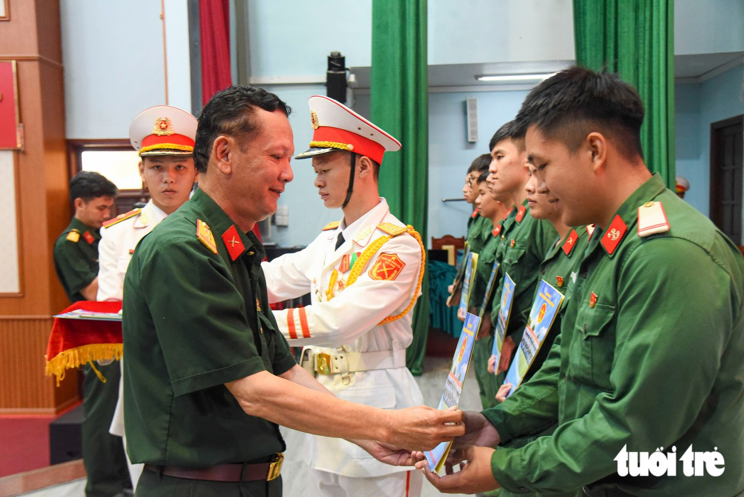 Cha mẹ chiến sĩ làm nhiệm vụ ở công viên Lê Thị Riêng: "Tự hào công việc thiêng liêng con dành cho Tổ quốc" - Ảnh 8.