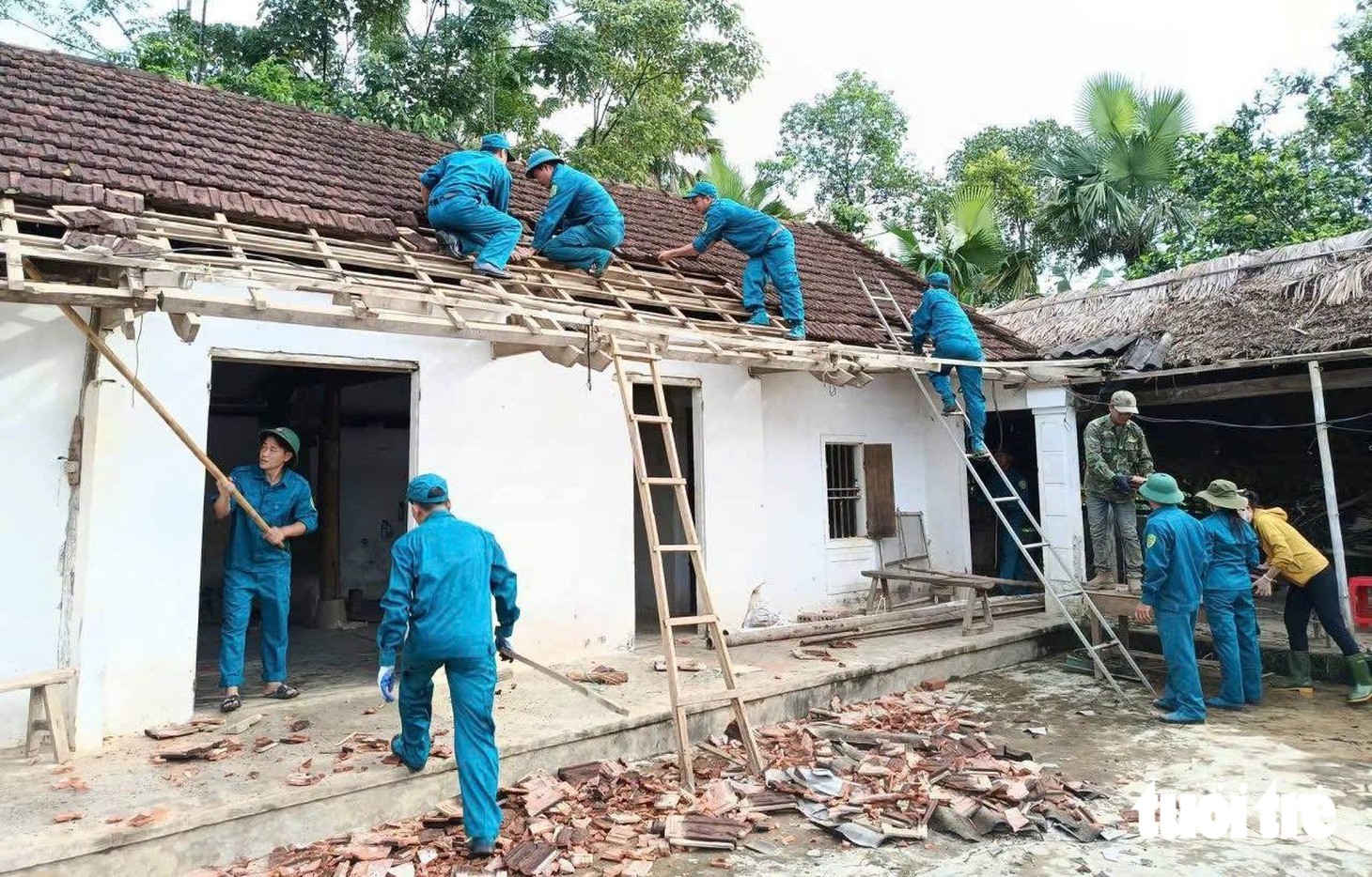 Người dân dỡ nhà, nhường đất làm cao tốc Vinh - Thanh Thủy 24.000 tỉ đồng - Ảnh 1.
