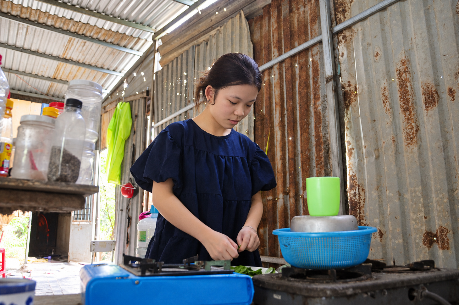 Trúng tuyển năm 2025 nhưng nữ sinh Đà Nẵng không có tiền nhập trường, đi làm công nhân để 'học bằng được' - Ảnh 2.