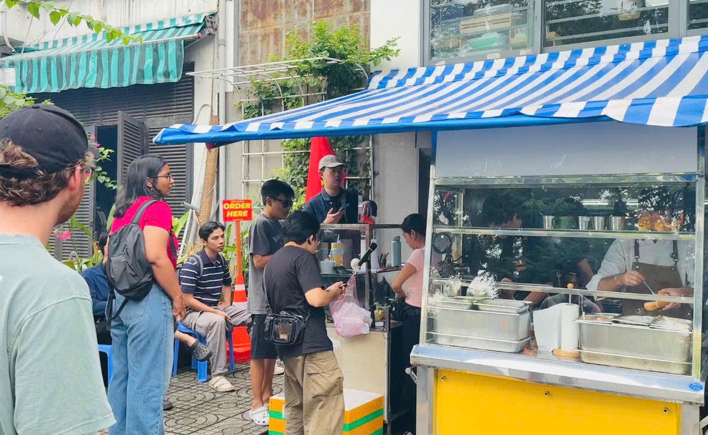 Sau hơn một tháng, quầy bánh mì 88.000 đồng của đầu bếp Mỹ ra sao? - Ảnh 3.