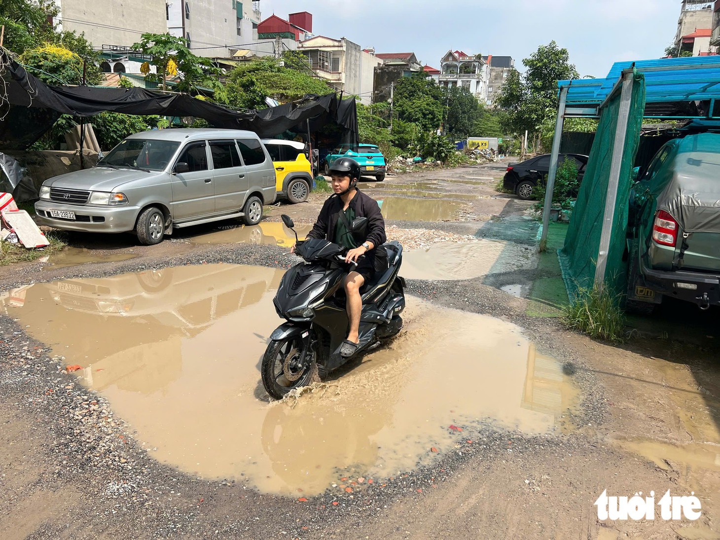 Nguy hiểm rình rập quanh các tuyến đường xuống cấp nghiêm trọng ngay nội đô Hà Nội - Ảnh 14.