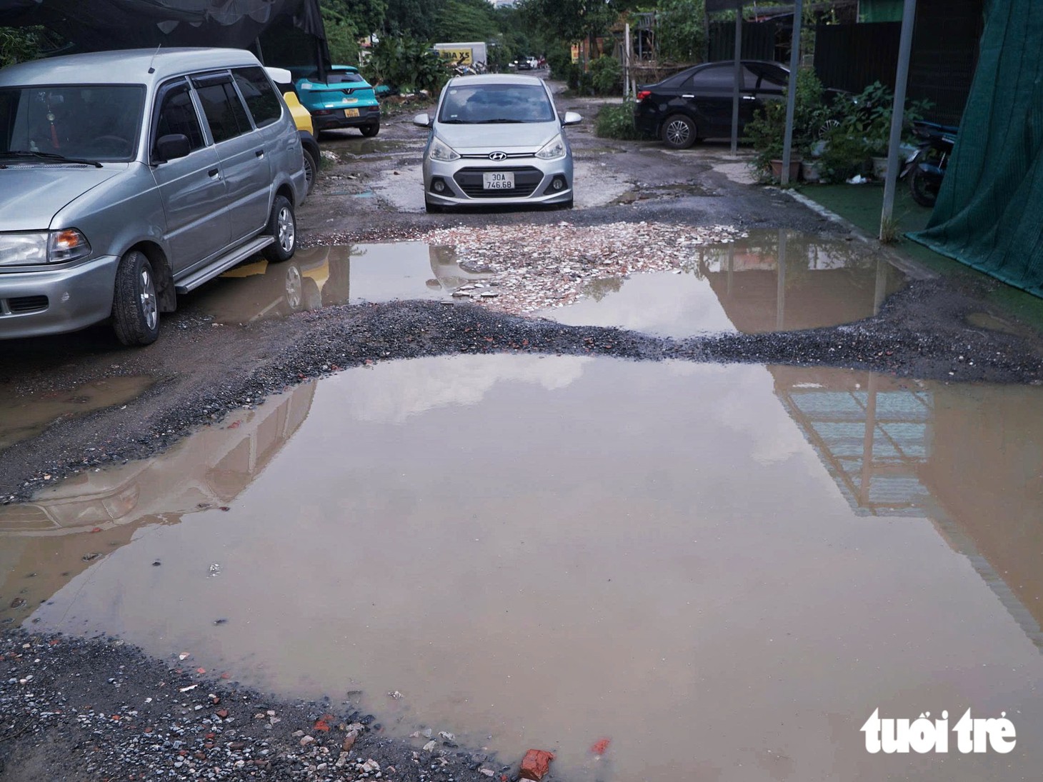 Nguy hiểm rình rập quanh các tuyến đường xuống cấp nghiêm trọng ngay nội đô Hà Nội - Ảnh 15.