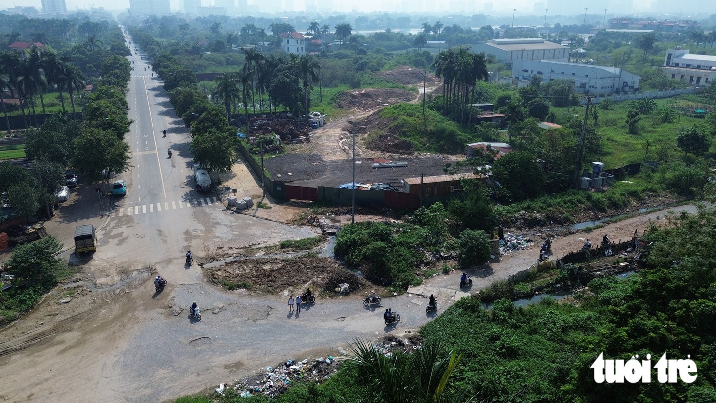 Nguy hiểm rình rập quanh các tuyến đường xuống cấp nghiêm trọng ngay nội đô Hà Nội - Ảnh 17.