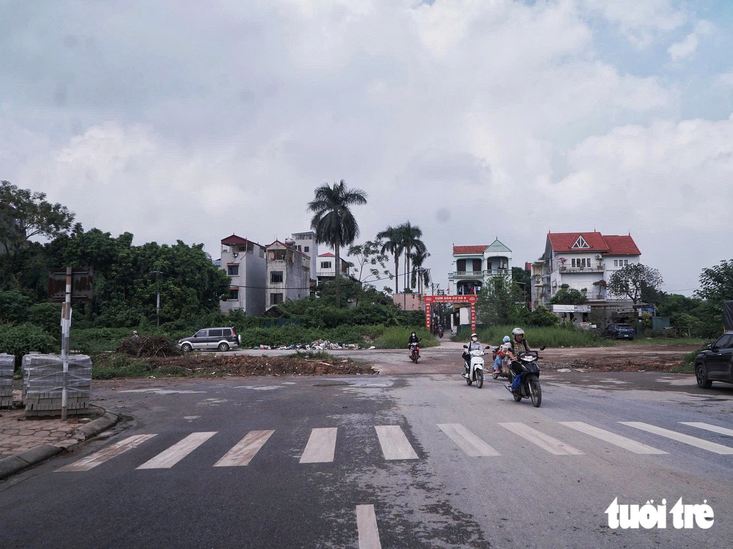 Nguy hiểm rình rập quanh các tuyến đường xuống cấp nghiêm trọng ngay nội đô Hà Nội - Ảnh 18.
